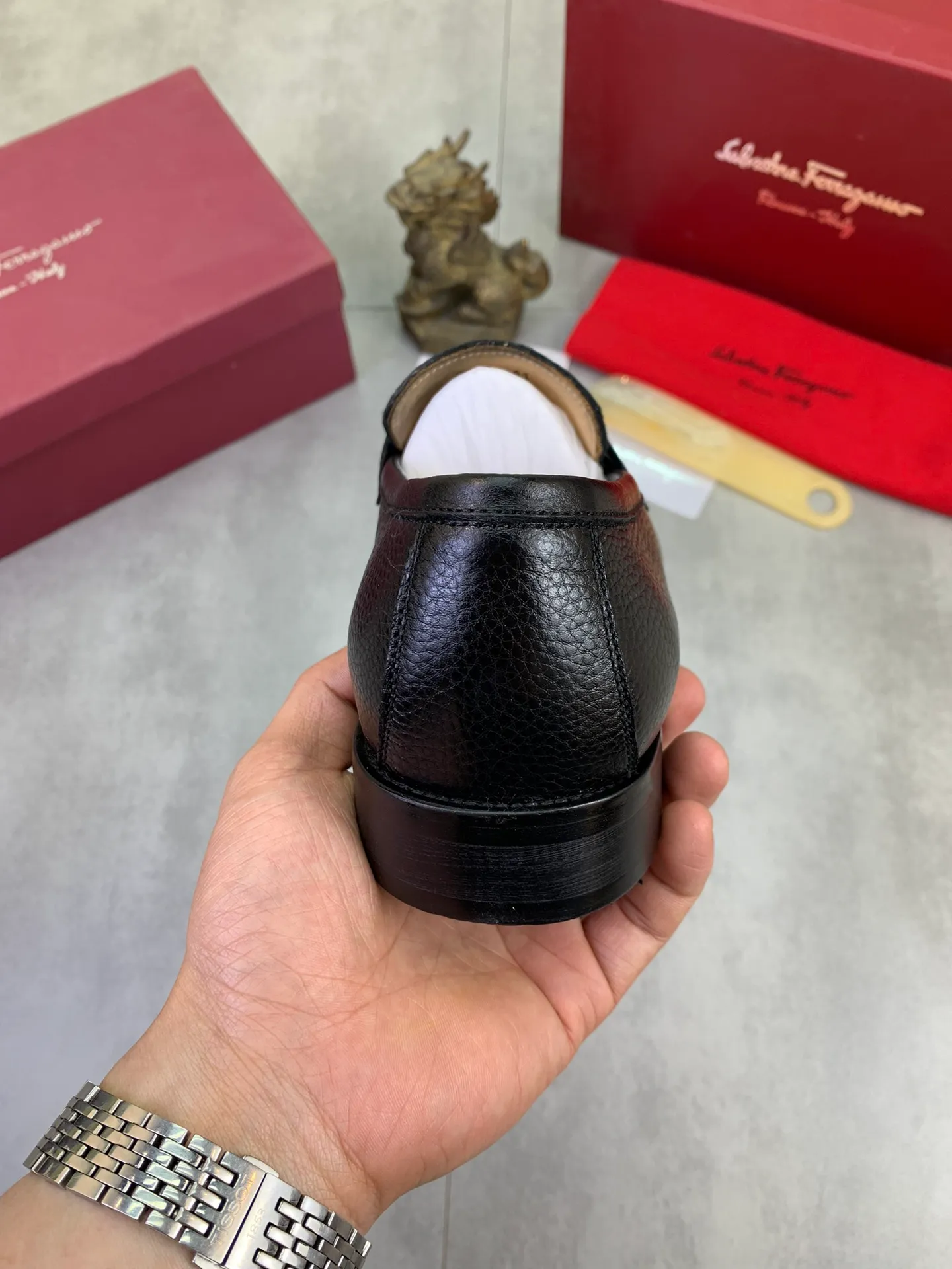 Men's Men's Shoes 💰P460💰[New Style] Water-dyed Niuli 🆘[Salvatore Ferragamo] Ferragamo's latest casual business leather shoes for men! Available at counters simultaneously! The fabric is made of specially imported original pebbled calfskin, and the lining is made of imported water-dyed cowhide. It is absolutely luxurious and leads the fashion trend. Matching code: 38-47 black and brown optional
